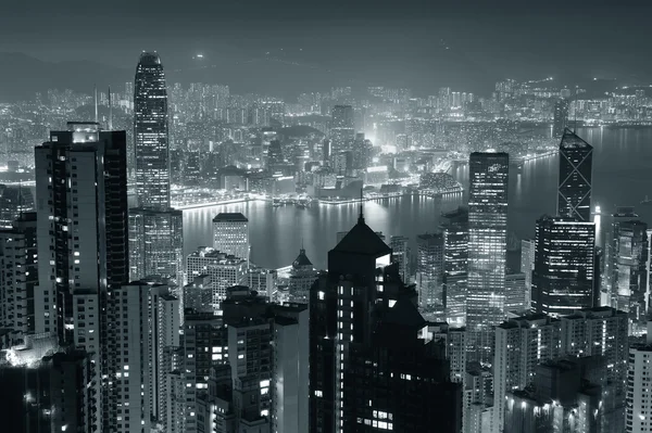 Гонконг ночью в черно-белых тонах — стоковое фото