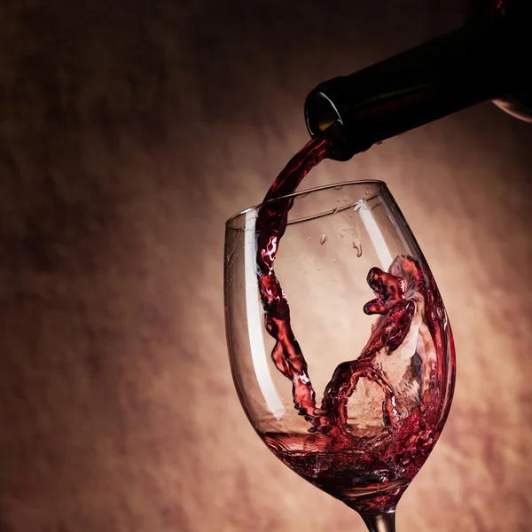 Стакан красного вина и бутылка — стоковое фото