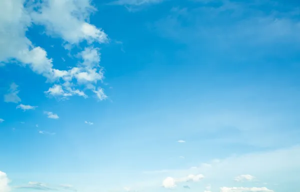 Синее небо — стоковое фото