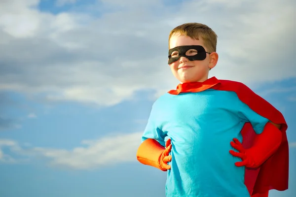 Ребенок, симулирующий быть супергероем — стоковое фото