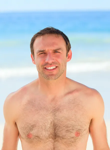 Красивый человек на пляже — стоковое фото