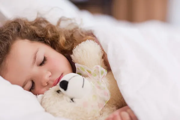 Девушка в постели с ее Тедди — стоковое фото