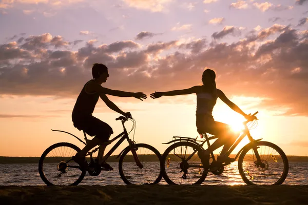 Езда велосипеды — стоковое фото