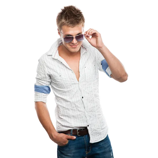 Мода выстрел элегантный молодой человек в солнцезащитные очки — стоковое фото