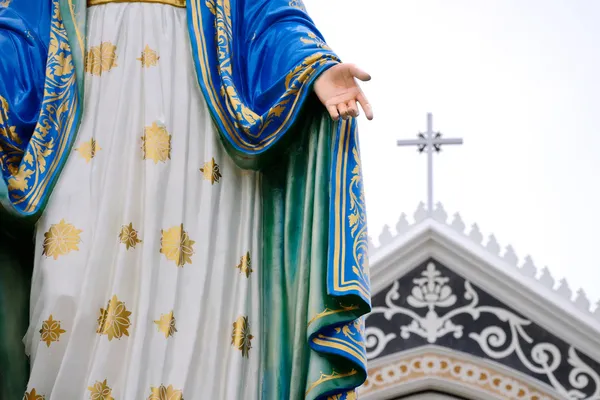 Статуя Марии и церкви — стоковое фото