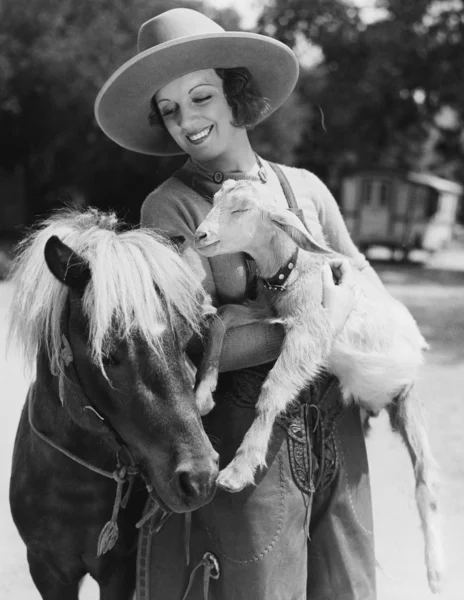 Женщина с козла и пони — стоковое фото
