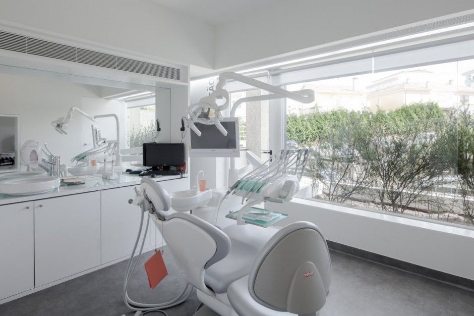Интерьер стоматологического кабинета в серо-белом цвете