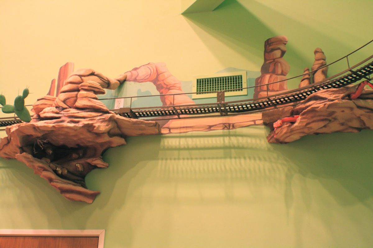 Декор стен в виде железной дороги в детском стоматологическом кабинете