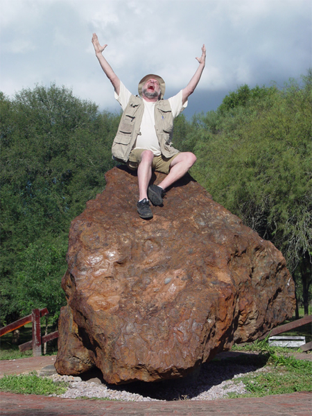 Охотник за метеоритами Тим Хайц радуется, сидя на втором по величине метеорите в мире, 37-тонном «Эль Чако». © Tim Heitz. Источник: www.jensenmeteorites.com