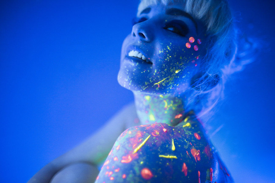 Фотоидея: эксперименты с ультрафиолетовыми красками для портретной фотосъёмки
