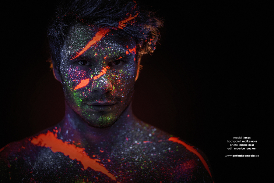 Фотоидея: эксперименты с ультрафиолетовыми красками для портретной фотосъёмки