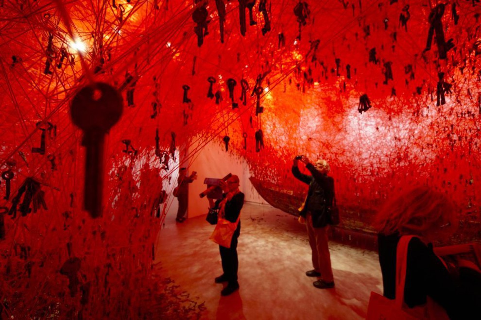 Инсталляция «Ключ в руке» («The Key in the Hand») японской художницы Тихару Сиоты (Chiharu Shiota) в павильоне Японии биеннале, выставка, искуссво, скульптура, художник