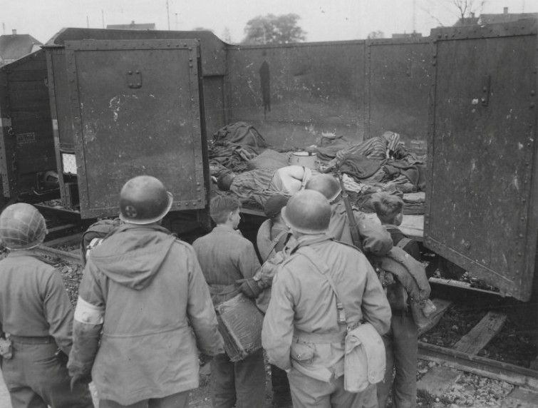 Американские солдаты показывают подросткам из «Гитлерюгенда» тела узников в вагоне, в концлагере Дахау, 1945 год история, смотреть, фото