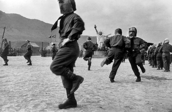 Северокорейские военнопленные танцую кадриль перед статуей Свободы в лагере для интернированных, Южная Корея, 1952 год история, смотреть, фото
