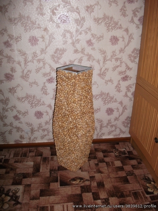 ваза отделанная фисташками