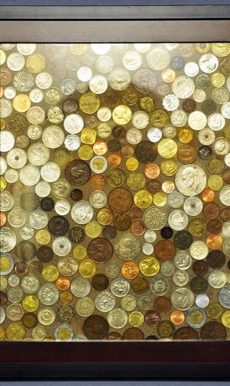 картина из монет россыпью
