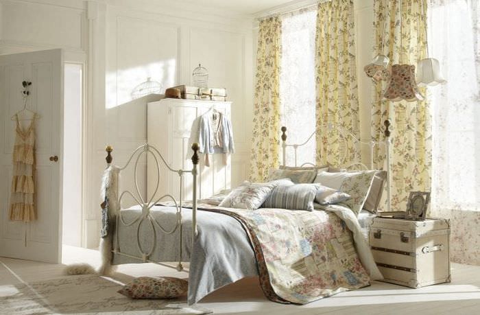 светлый декор спальни в стиле шебби шик