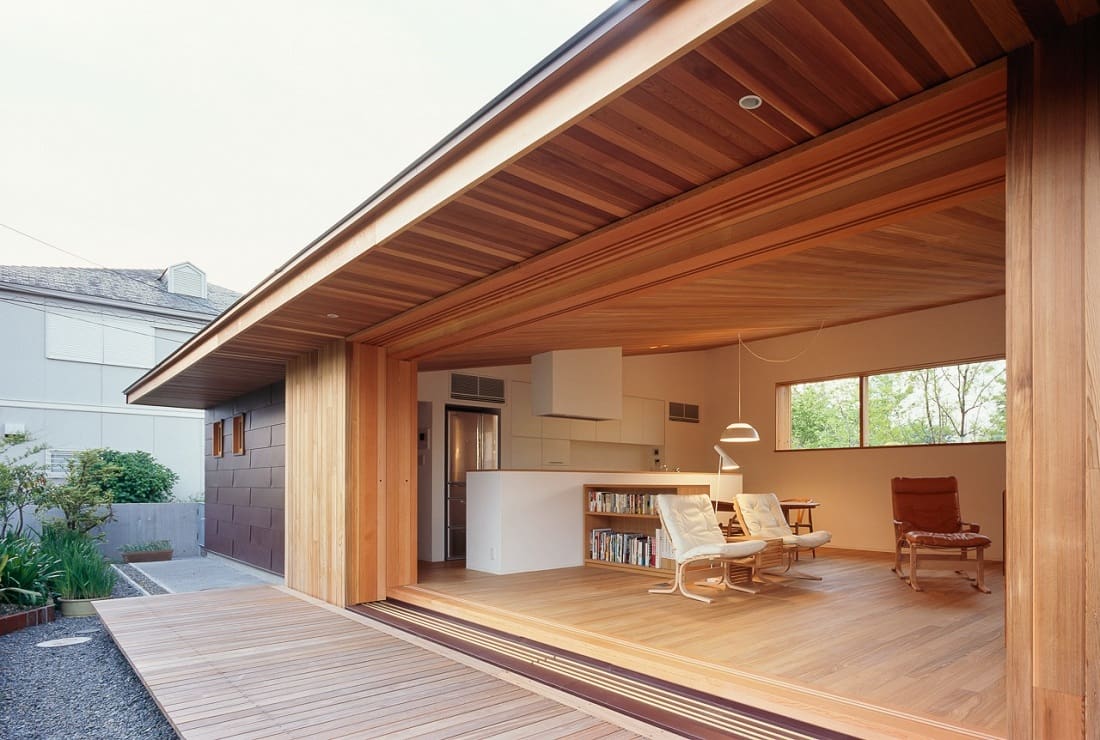 Японцы любят простор, поэтому идеальным вариантом увеличить свободное пространство - будет пристройка открытой террасы к дому