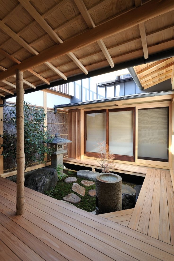 Внутренний дворик выполненный в японском стиле выглядит особенно необычно, являясь островком гармонии где господствует простота и лаконичность
