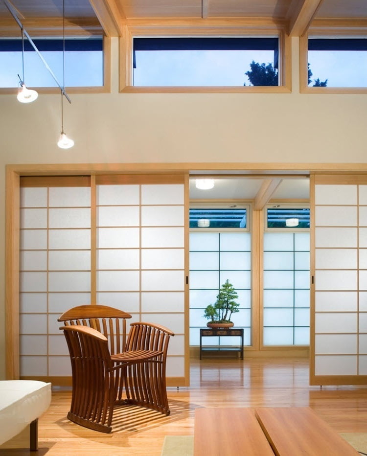 Классический японский дом не подразумевает наличие несущих стен, комнаты зонируются с помощью ширм и раздвижных перегородок