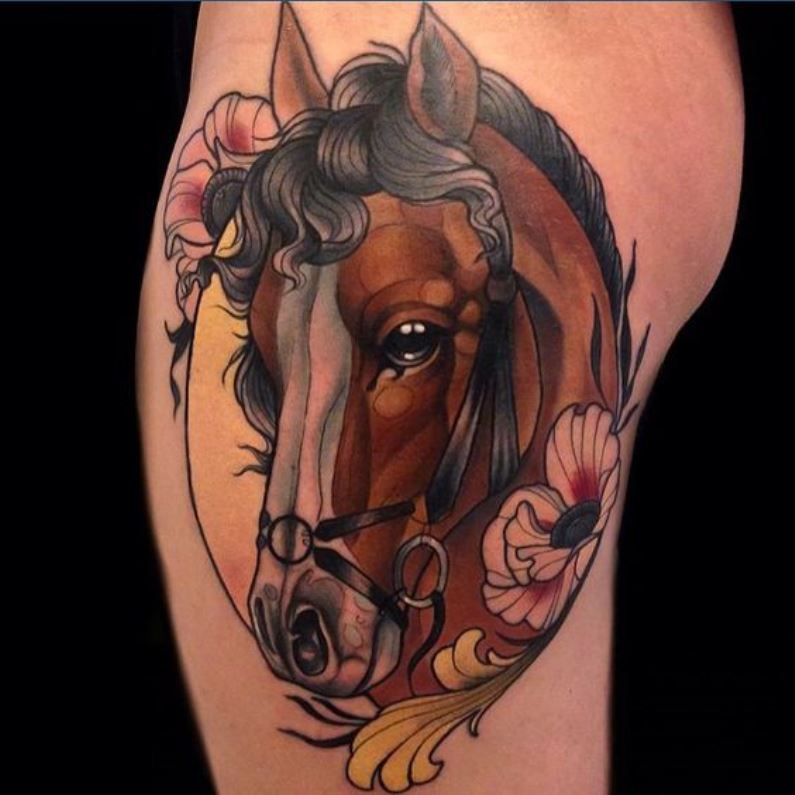 Татуировка лошади с цветами