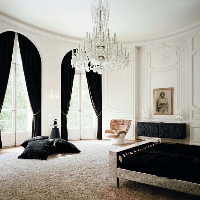 Роскошная спальня с высокими потолками и контрастным текстилем