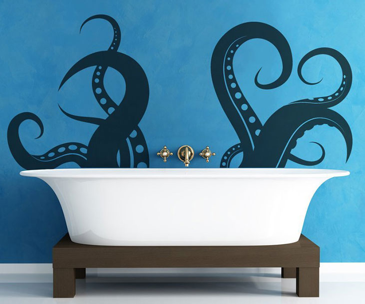 Наклейка в виде щупалец осьминога над ванной