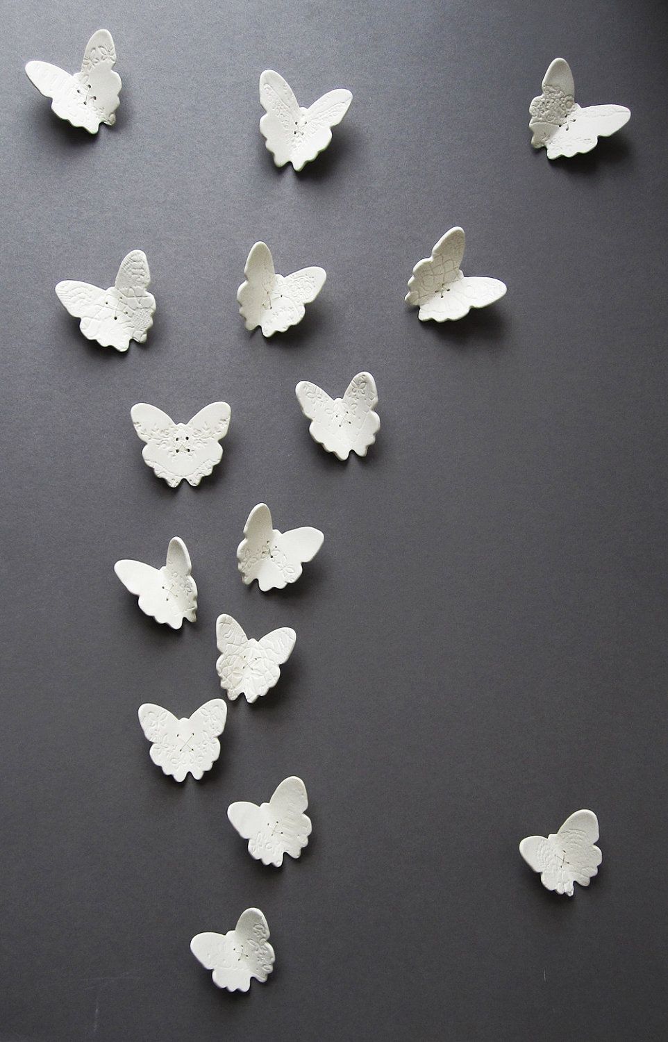 Из фарфора можно вылепить бабочек и украсить ими стену