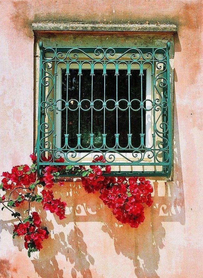 Кованая решетка на окне - защита и декор