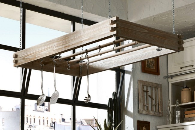 Подвесной деревянный рейлинг на цепях: отличный вариант для островных кухонь и барных стоек