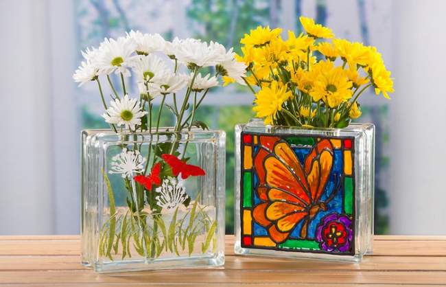 Красивая цветная ваза для цветов с росписью витражными красками