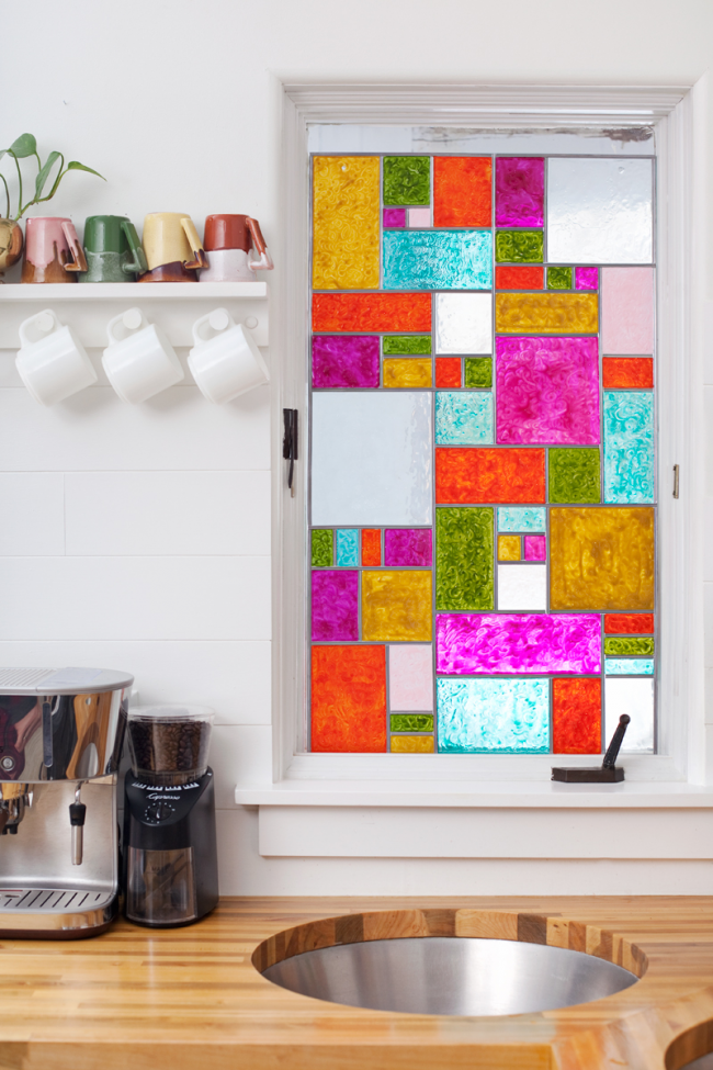 Декор кухонного окна с помощью ярких витражных красок