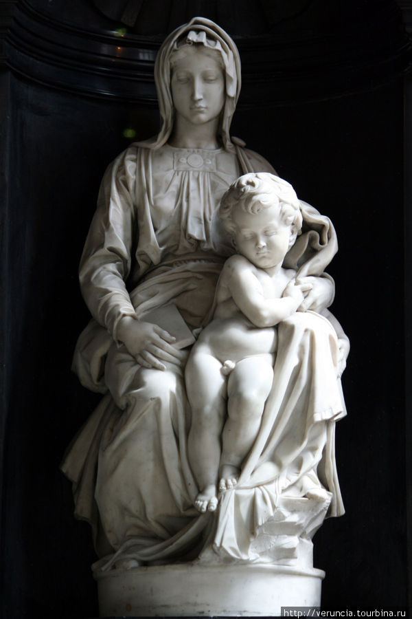 Шедевр, выполненный в мраморе Микеланджело - Мадонна с младенцем