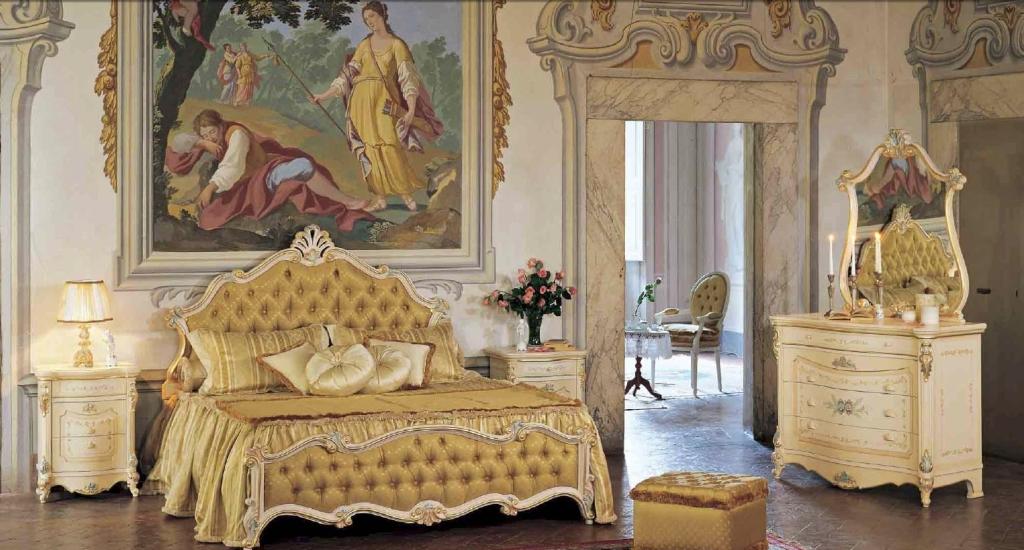 Спальню, оформленную в стиле барокко, можно украсить картинами художников эпохи Ренессанса в тяжелых позолоченных рамах - резных или с лепниной