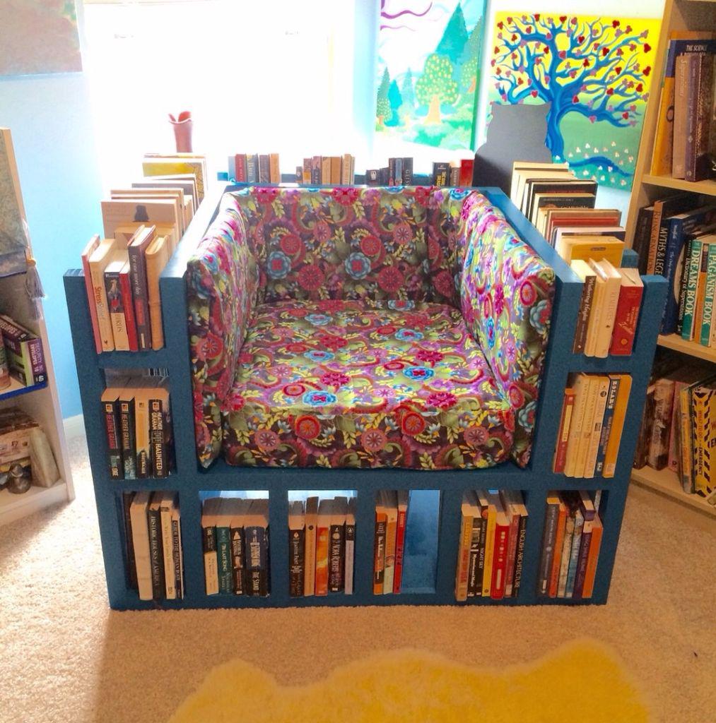 Кресло изготавливают как из книг, так и с применением дерева