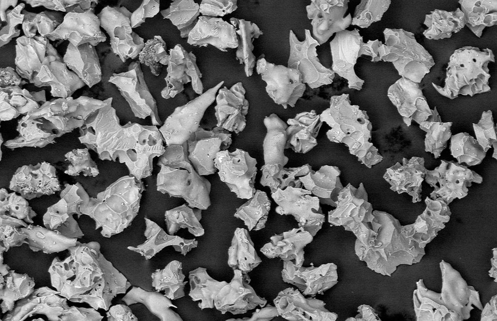 Так выглядят под микроскопом частички золы после извержения вулкана Павлова на Аляске