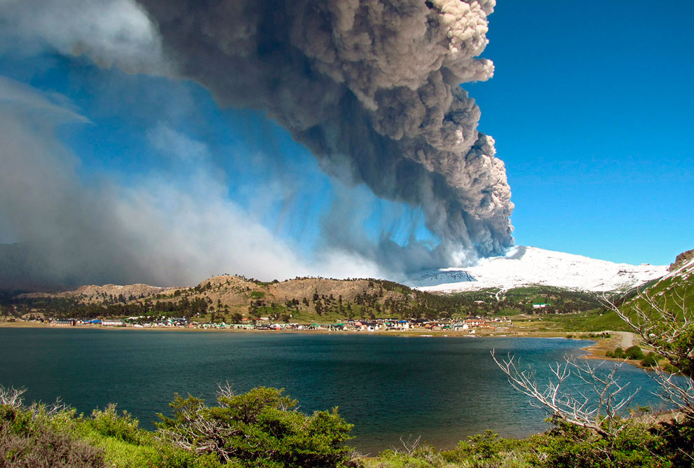 Извержение вулкана Copahue на границе Аргентины и Чили