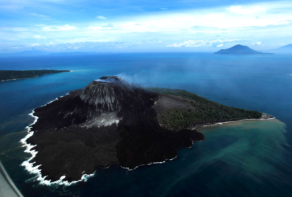 Действующий вулкан Кракатау в Индонезии