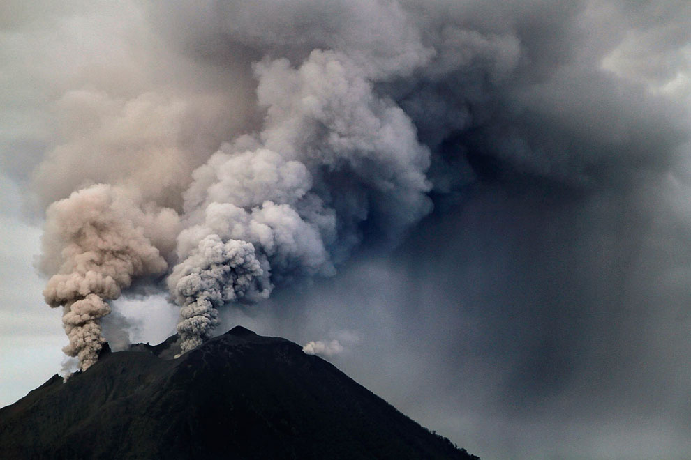Извержение вулкана Синабунг в северной части острова острова Суматра