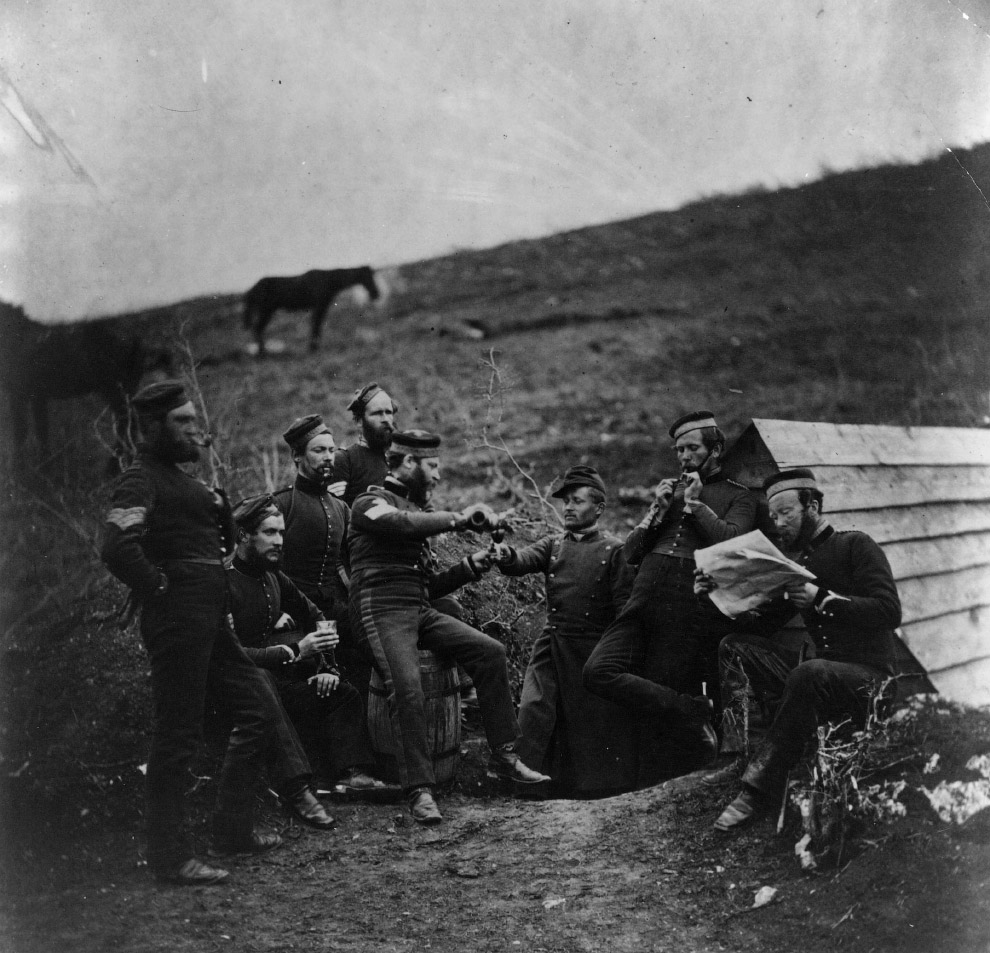 Английские и французские солдаты выпивают около Севастополя