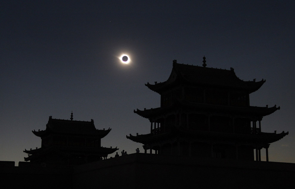 Солнечное затмение над Великой китайской стеной