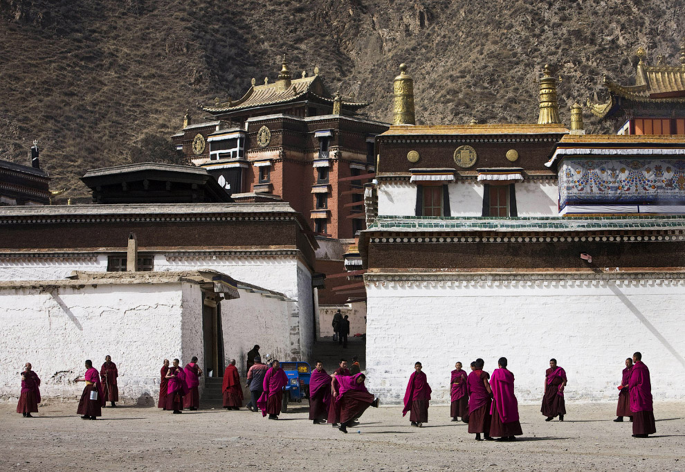 Тибетские монахи в монастыре Лабранг, о котором мы упоминали выше