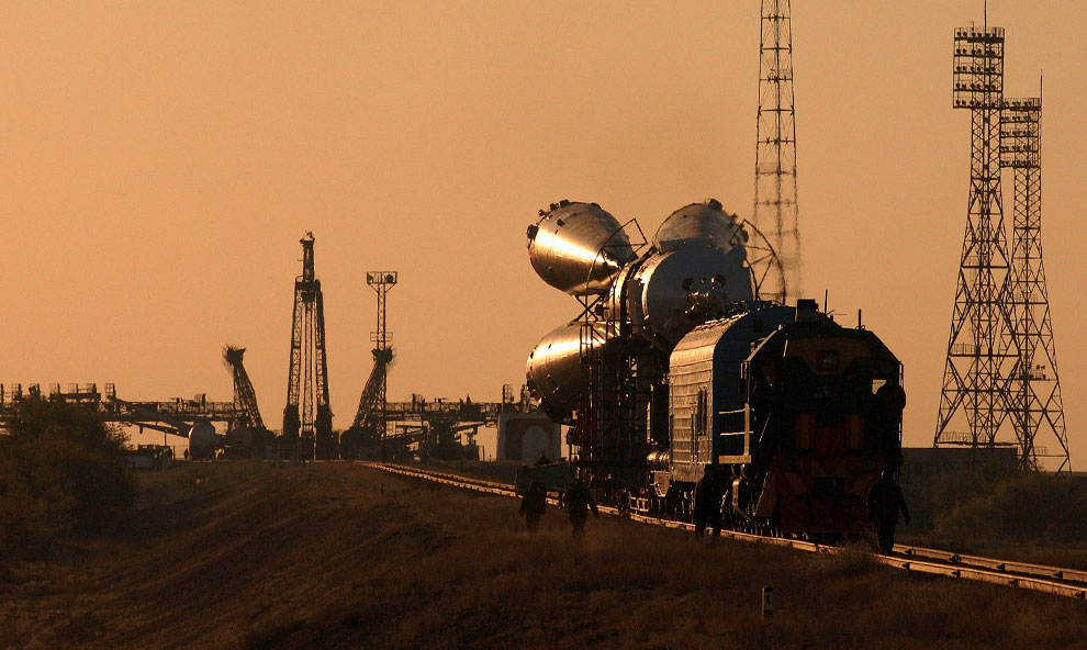 космический корабль Союз ТМА-3 перевозят по железной дороге, фото