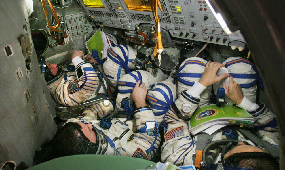 космонавты проходят практику внутри космического симулятора