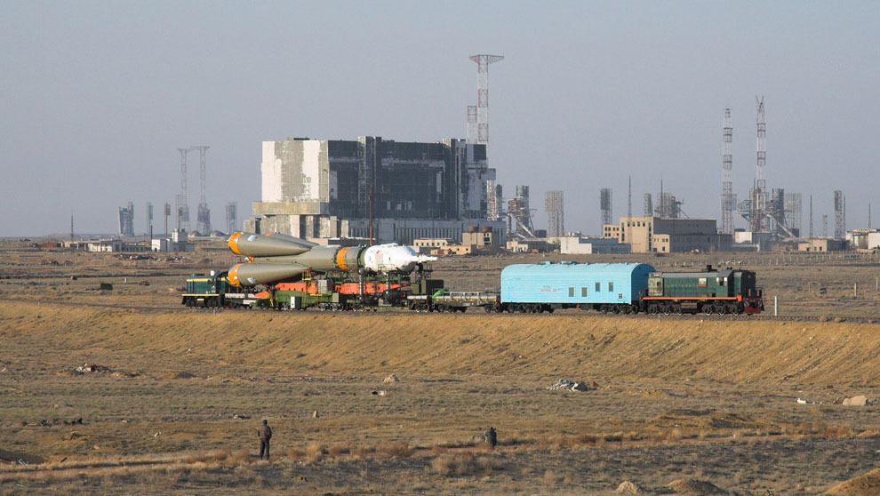 Союз ТМА-12 везут на стартовую площадку на космодроме Байконур, фото