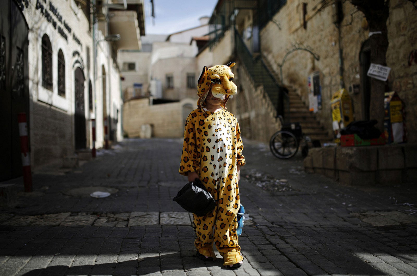 Ребенок в костюме леопарда