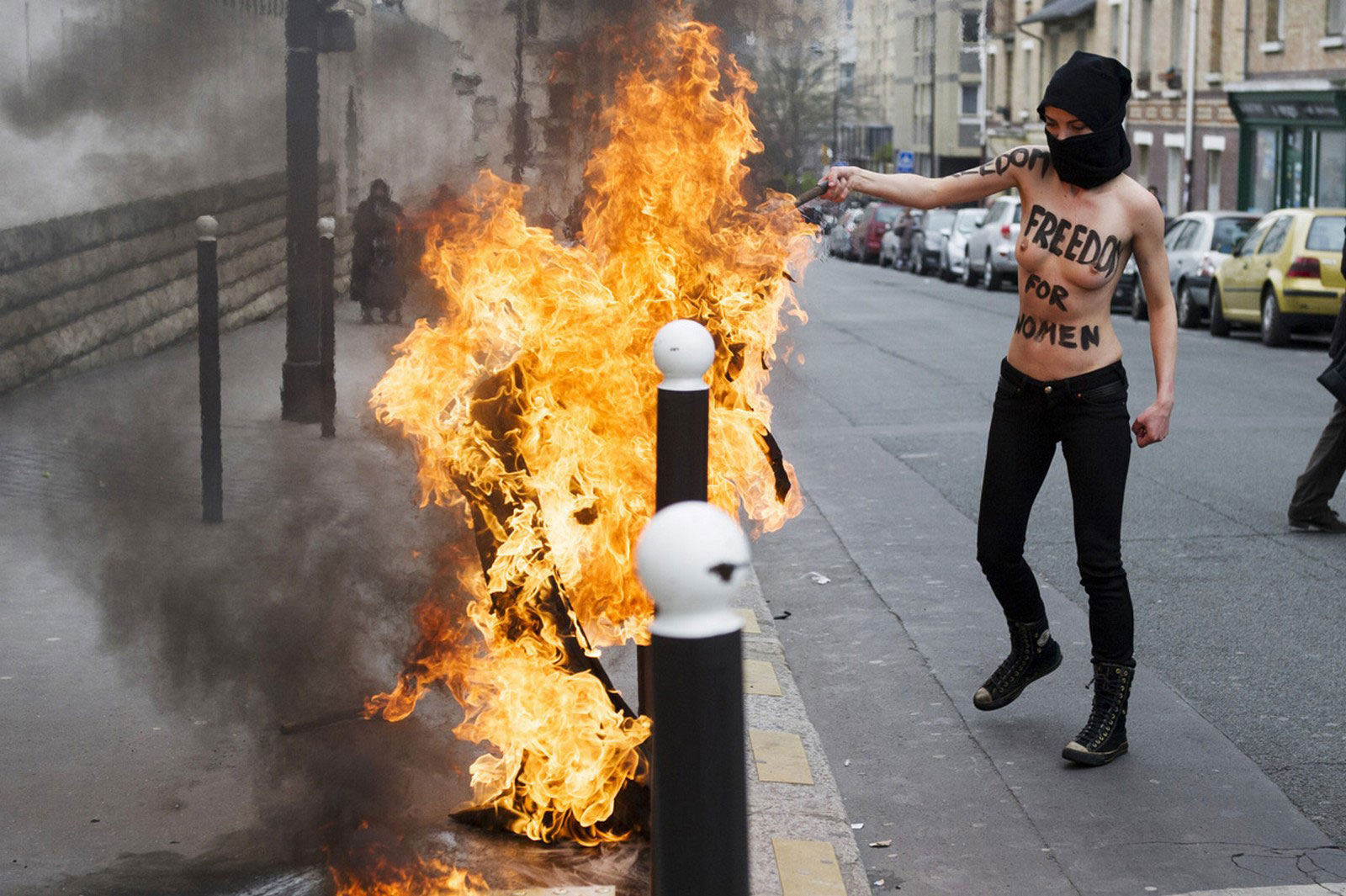 Активистка Femen в маске, фото