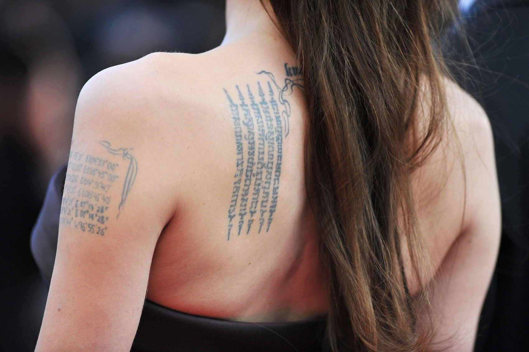 Анджелина Джоли, фото татуировки