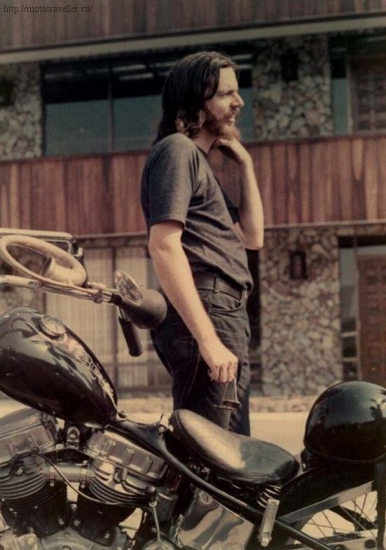 Дэвид Манн около своего мотоцикла