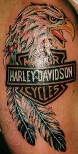 Байкерская татуировка с эмблемой Harley-Davidson